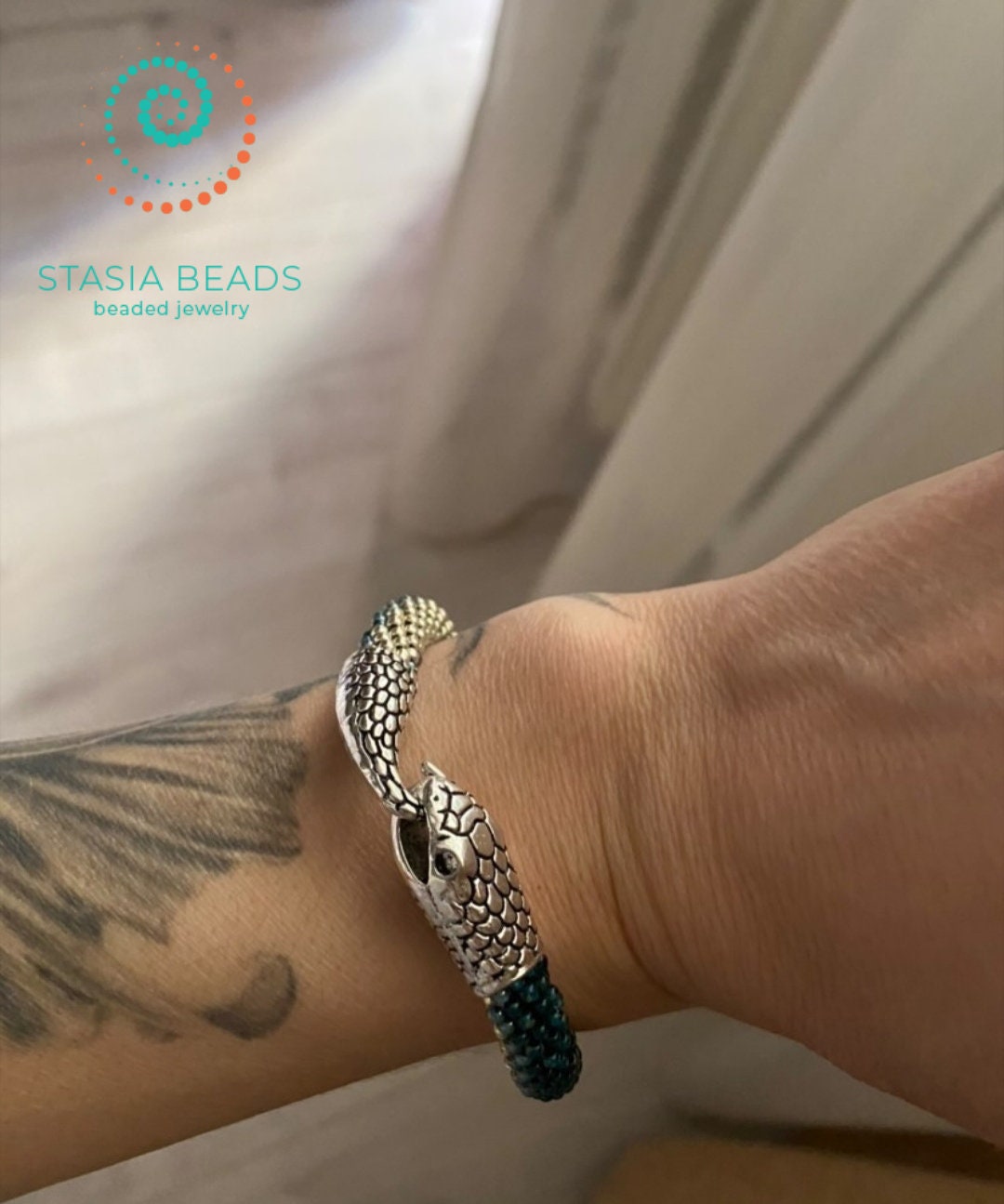 Green snake bracelet, Beaded serpent bracelet - silver-plated snake clasp